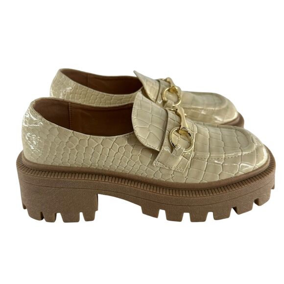 Urban Outfitters Loafers Womens 7 Cream Faux Patent Leather Chunky Platform NEW - Picture 1 of 16